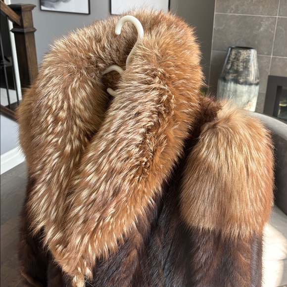 Oh my gosh look at this size small /medium
Mink fox mix genuine fur 1980s - Picture 5 of 17
